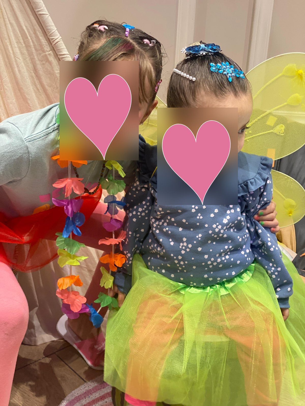 Dos niñas con alas de hada durante una fiesta spa infantil