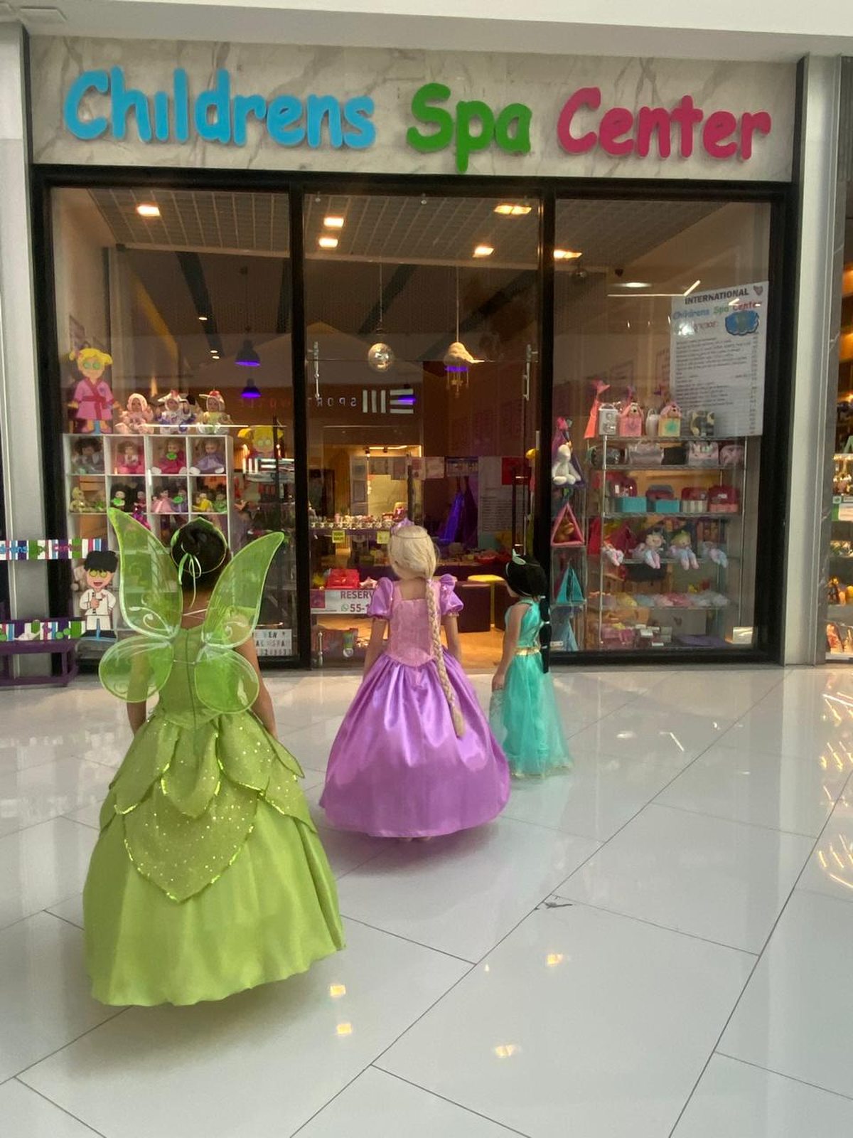 Fachada de Childrens Spa Center con niñas en vestido de princesa, tercer piso de Paseo Interlomas