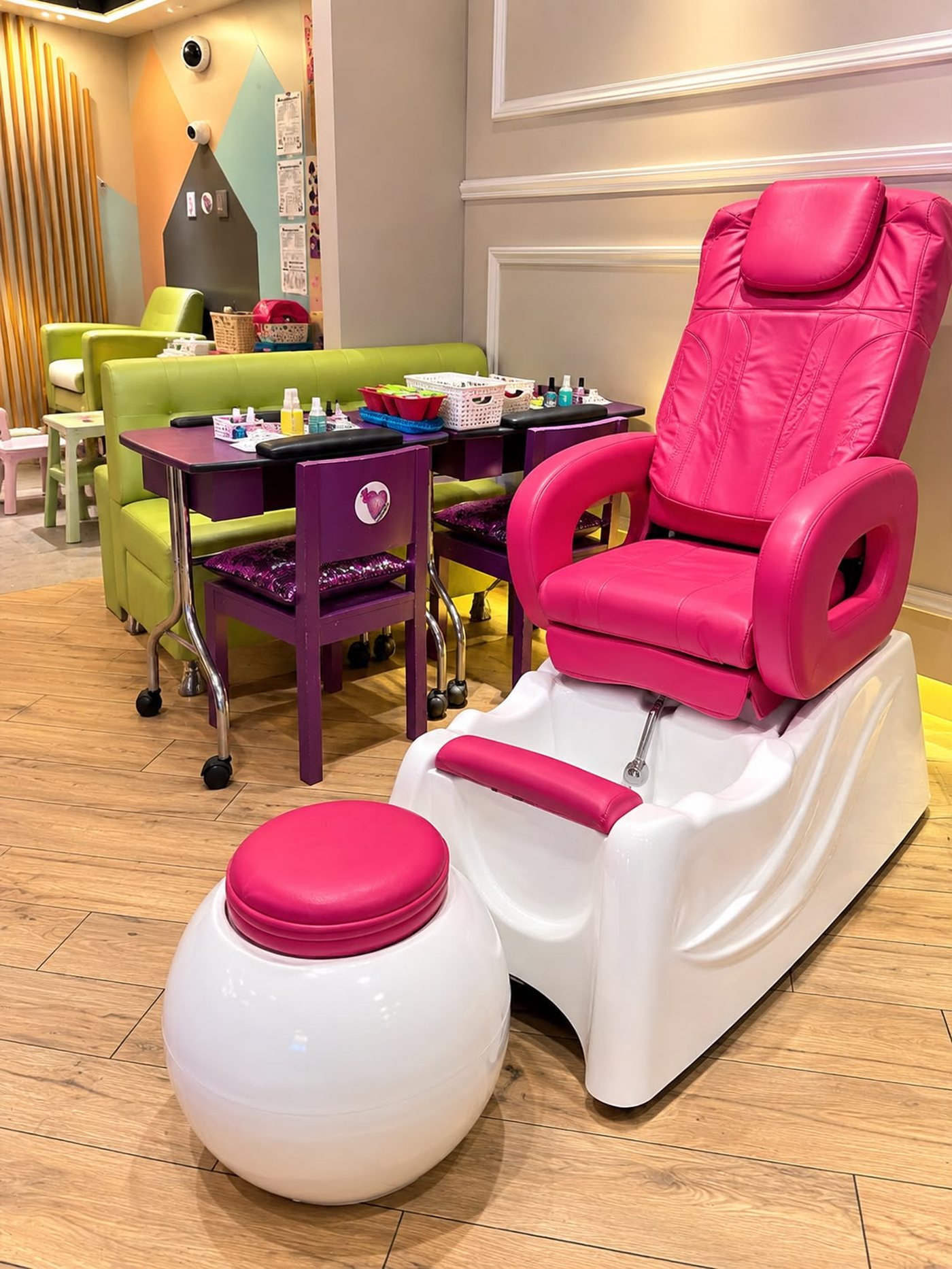 Sillón de pedicure rosa y mesa de manicure infantil en Childrens Spa Center
