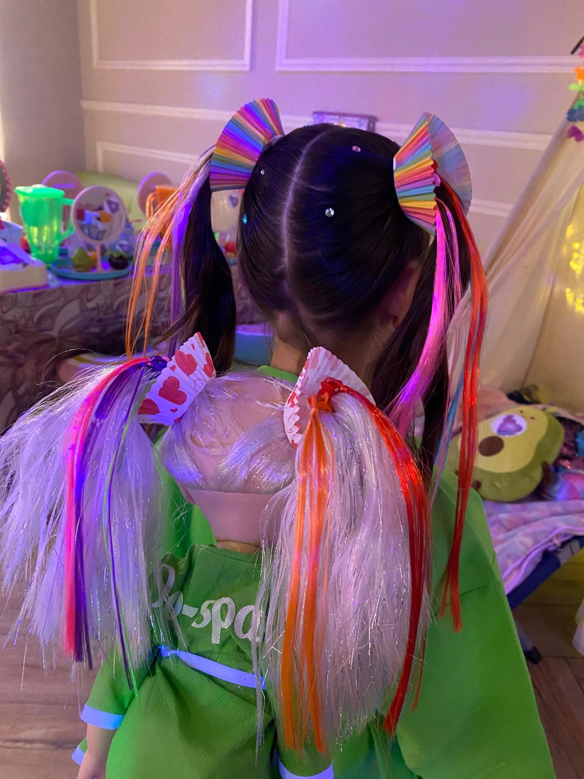 Peinado infantil con extensiones de colores en Childrens Spa Center
