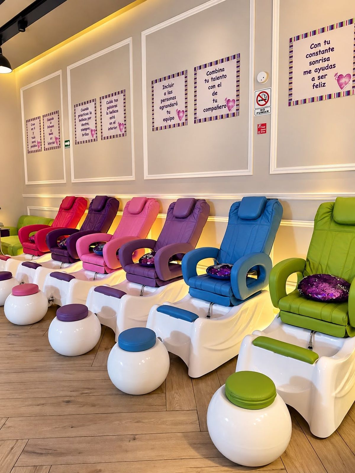 Fila de sillones de pedicure de colores en Childrens Spa Center, Paseo Interlomas