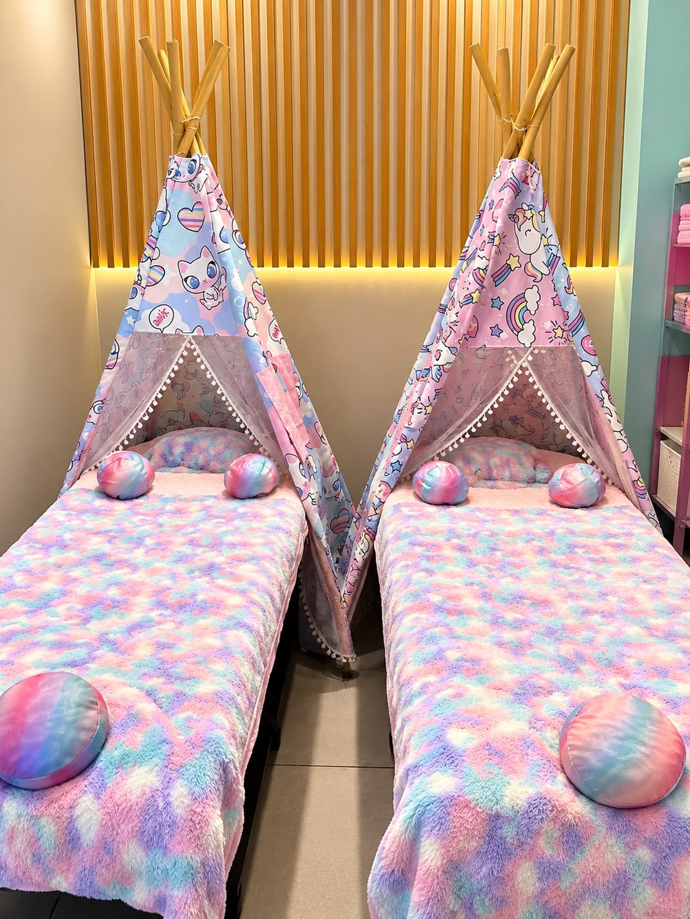 Mini tipis de unicornio con camas de spa para pijamada infantil